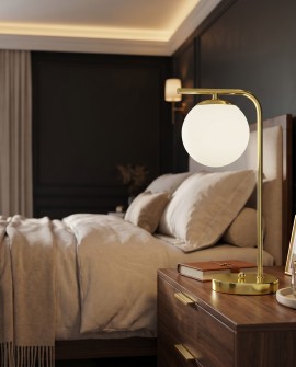 Nowoczesna lampa biurkowa z białym kloszem i złotą podstawą w eleganckiej sypialni