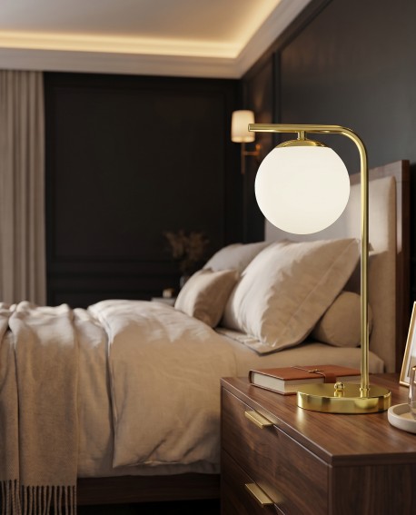 Nowoczesna lampa biurkowa z białym kloszem i złotą podstawą w eleganckiej sypialni