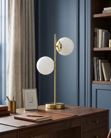 Nowoczesna lampa stołowa na drewnianym biurku w eleganckim domowym biurze