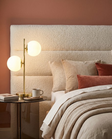 Nowoczesna złota lampa stołowa Teso W2 jako lampka nocna w sypialni przy łóżku