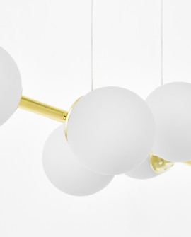 Zbliżenie na biały szklany klosz i złoty pręt lampy wiszącej FINO W6