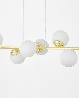 Lampa wisząca Lampit FINO W8 z ośmioma białymi kulami i złotą ramą na jasnym tle