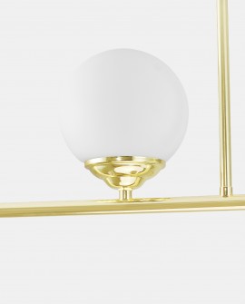 Zbliżenie na złoty detal lampy wiszącej FINO W4 z białym kulistym kloszem
