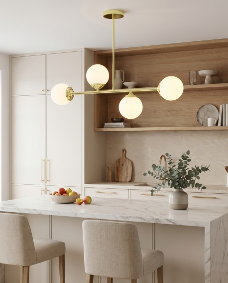 Lampa wisząca 4 punkty światła o złotym wykończeniu do kuchni z wyspą i jasnymi szafkami