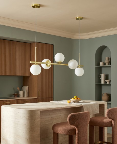 Pięciopunktowa lampa LEDO 5 z mlecznobiałymi kloszami w eleganckiej kuchni