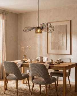 Ażurowa czarna lampa wisząca SOMBRERO D60 o szerokim kloszu zamontowana w jadalni