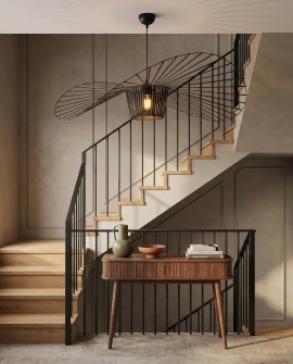 Designerska czarna lampa SOMBRERO D100 nad stolikiem przy schodach w przestronnym holu
