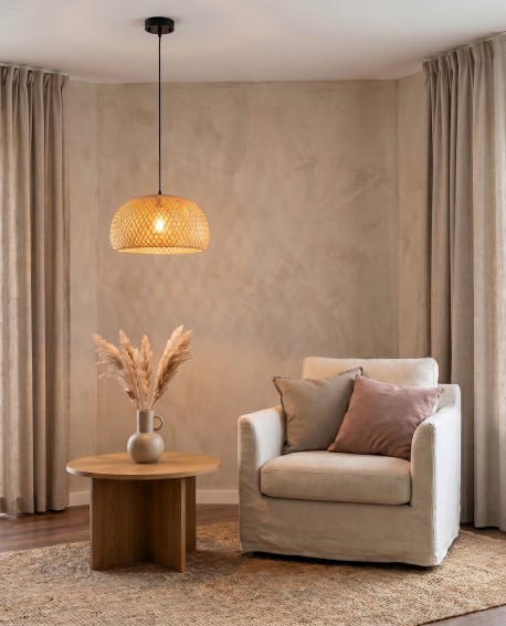 Stylowa lampa wisząca z bambusa prezentowana w przytulnej części salonu