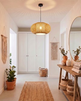 Bambusowa lampa wisząca w stylu boho w holu z lustrem