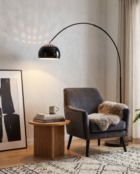  Stylowa czarna lampa podłogowa AZURRO w aranżacji kącika czytelniczego