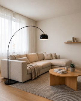  Czarna lampa podłogowa AZURRO Lumina Deco w nowoczesnym salonie z beżową sofą