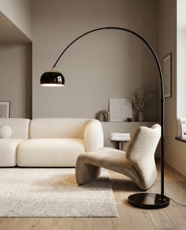 Lampa stojąca AZURRO z czarnym kloszem ustawiona przy białej sofie w eleganckim salonie