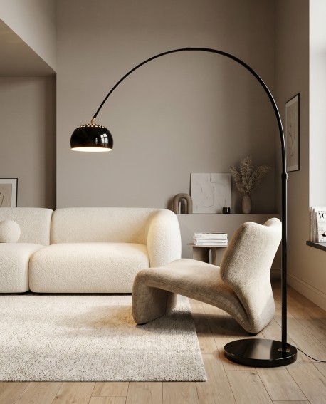 Lampa stojąca AZURRO z czarnym kloszem ustawiona przy białej sofie w eleganckim salonie