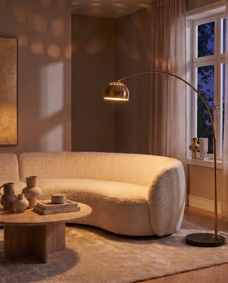 Lampa podłogowa łukowa daje przytulne światło w nowoczesnym salonie o zmroku