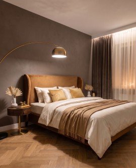 Mosiężna lampa Lumina Deco AZURRO B1 przy łóżku tworząca przytulne oświetlenie w sypialni