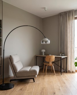 Stojąca lampa łukowa AZURRO C1 oświetla gabinet z biurkiem i fotelem