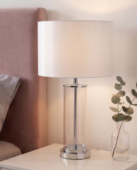 Elegancka lampa stołowa z metalowym i szklanym wykończeniem w sypialni
