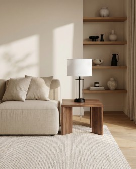 Lampa stołowa Leona z przezroczystym szkłem jako dekoracja obok kanapy