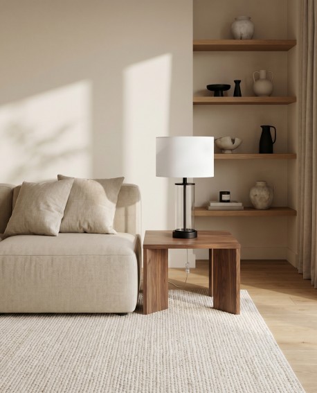 Lampa stołowa Leona z przezroczystym szkłem jako dekoracja obok kanapy