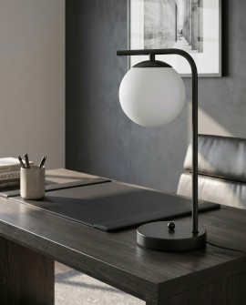 Czarna lampa z białą kulą doskonała na biurko do pracy