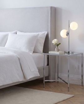 Metalowa lampa stołowa idealna jako oświetlenie nocne do sypialni
