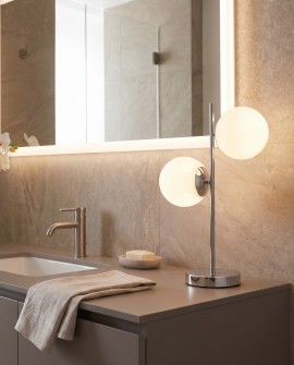 Designerska lampa stołowa o białych kloszach sprawdzi się jako oświetlenie łazienkowe