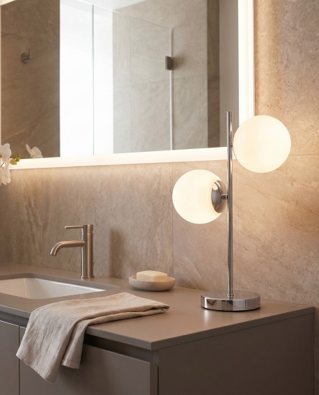 Designerska lampa stołowa o białych kloszach sprawdzi się jako oświetlenie łazienkowe