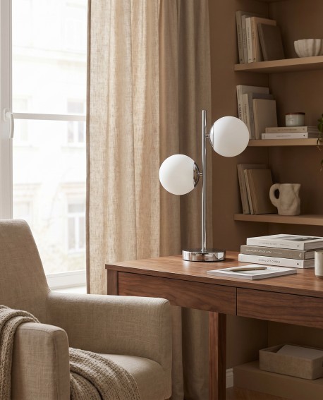 Chromowana lampa biurkowa TESO w stylu nowoczesnym ustawiona przy oknie w przytulnym gabinecie