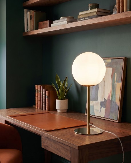 Nowoczesna lampa stołowa Lumina Deco FREDICA na biurku w gabinecie z książkami