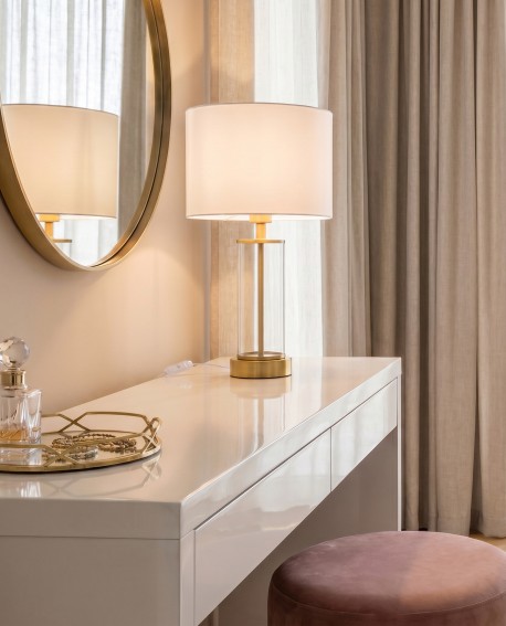 Nowoczesna lampa LEONA z białym abażurem i przezroczystą podstawą w aranżacji glamour