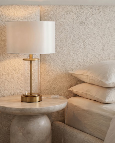 Lampa stołowa LEONA z mosiężną podstawą i białym abażurem na stoliku nocnym w sypialni