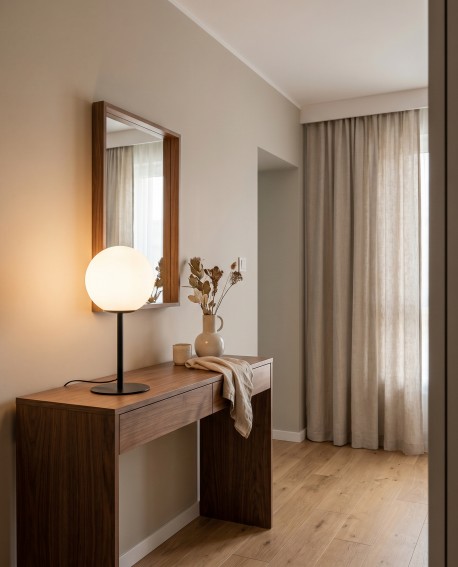 Lampa stołowa Fredica Slim biała kula na czarnym stelażu przy lustrze w korytarzu
