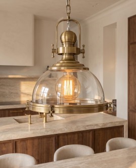 Zbliżenie na loftową lampę FALCO ze szklanym kloszem marki Lumina Deco zawieszoną w kuchni