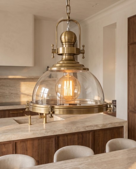 Zbliżenie na loftową lampę FALCO ze szklanym kloszem marki Lumina Deco zawieszoną w kuchni