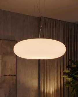 Zbliżenie na podświetlony klosz lampy BIANTE Lumina Deco w salonie