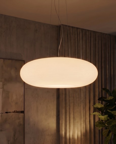 Zbliżenie na podświetlony klosz lampy BIANTE Lumina Deco w salonie