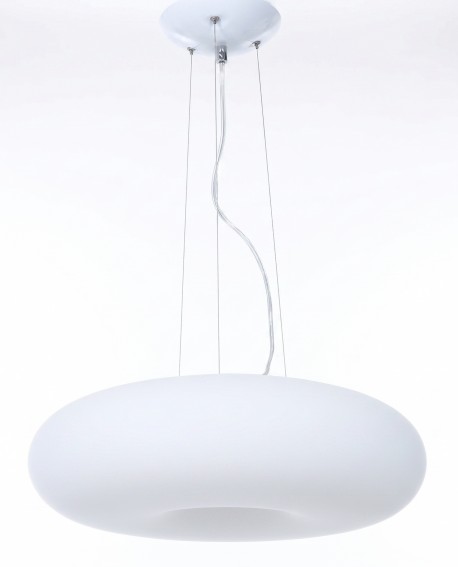 Biała lampa wisząca z geometrycznym kloszem do salonu lub kuchni
