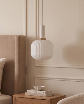 Wisząca lampa szklana z żłobionym kloszem w spokojnej aranżacji sypialni