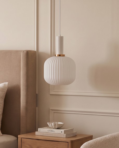 Wisząca lampa szklana z żłobionym kloszem w spokojnej aranżacji sypialni