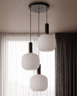 Loftowa lampa wisząca z trzema mlecznymi kloszami zawieszona w salonie na czarnej podsufitce
