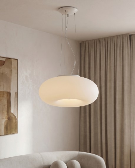 Szklana biała lampa wisząca do nowoczesnych aranżacji wnętrza salonu