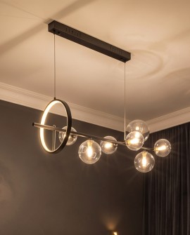 Szklane kule i pierścień LED na czarnej wiszącej lampie Merido W7 od Lumina Deco