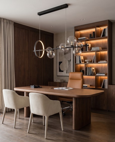 Nowoczesna lampa wisząca MERIDO W7 czarna z kulistymi kloszami w eleganckim biurze