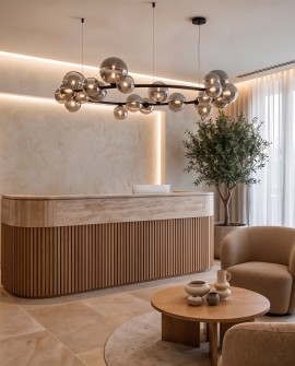 Nowoczesna lampa wisząca MERIDO W24 Lumina Deco zamontowana w recepcji o jasnej kolorystyce