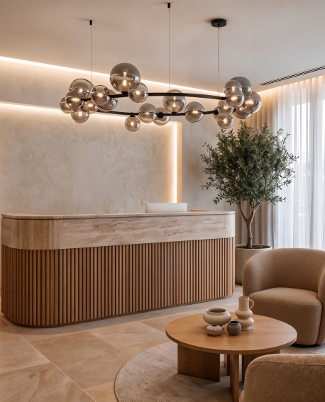 Nowoczesna lampa wisząca MERIDO W24 Lumina Deco zamontowana w recepcji o jasnej kolorystyce