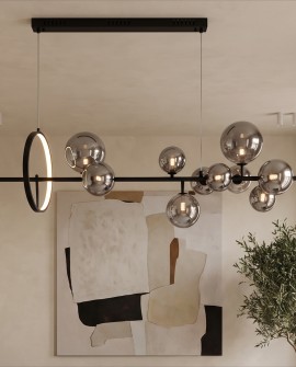Podłużna lampa wisząca z kulami z dymionego szkła na tle beżowych ścian