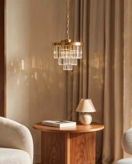 Elegancka lampa wisząca z kryształowymi detalami w nowoczesnym wnętrzu przy sofie