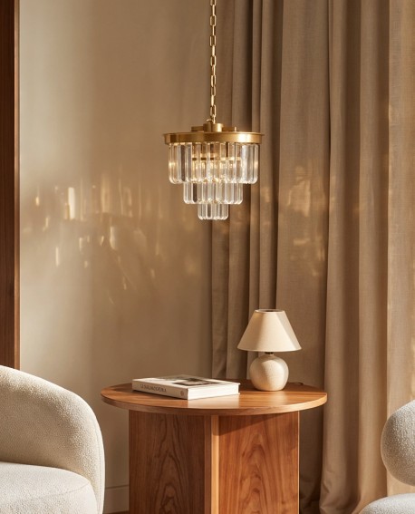 Elegancka lampa wisząca z kryształowymi detalami w nowoczesnym wnętrzu przy sofie