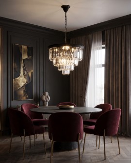 Kryształowy żyrandol CAPRIA D40 firmy Lumina Deco w centralnej części eleganckiej jadalni