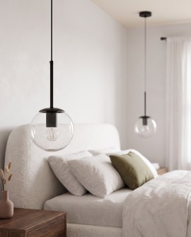 Nowoczesna lampa wisząca z przezroczystym kloszem nad stolikiem nocnym w sypialni